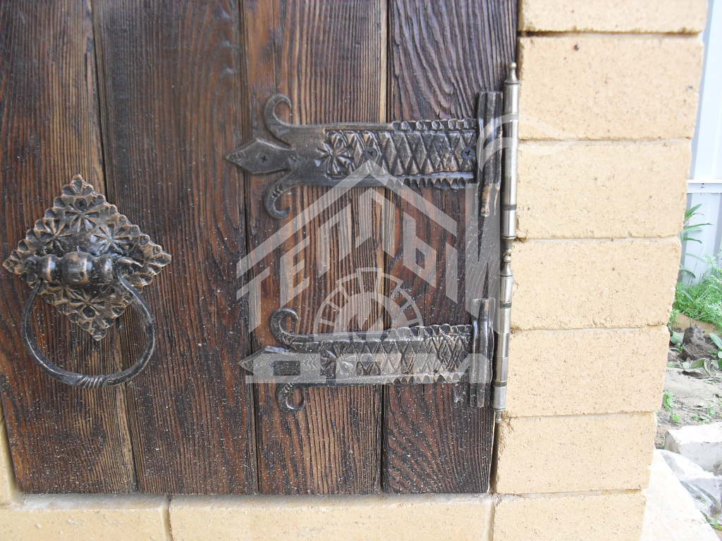 Деревянная дверка из массива лиственницы, ковка