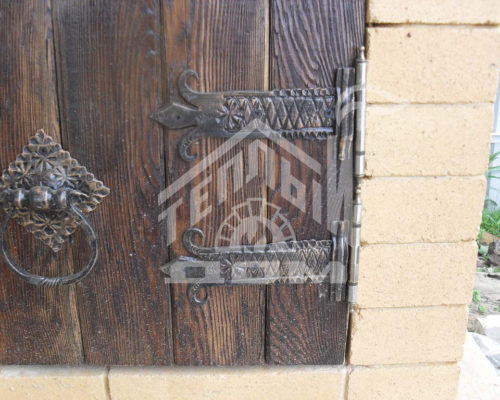 Деревянная дверка из массива лиственницы, ковка